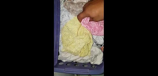  Peguei a calcinha da minha enteada usada no cesto de roupa suja !!! Senti o cheirinho me masturbei e gozei depois guardei a calcinha de volta no armario !!!